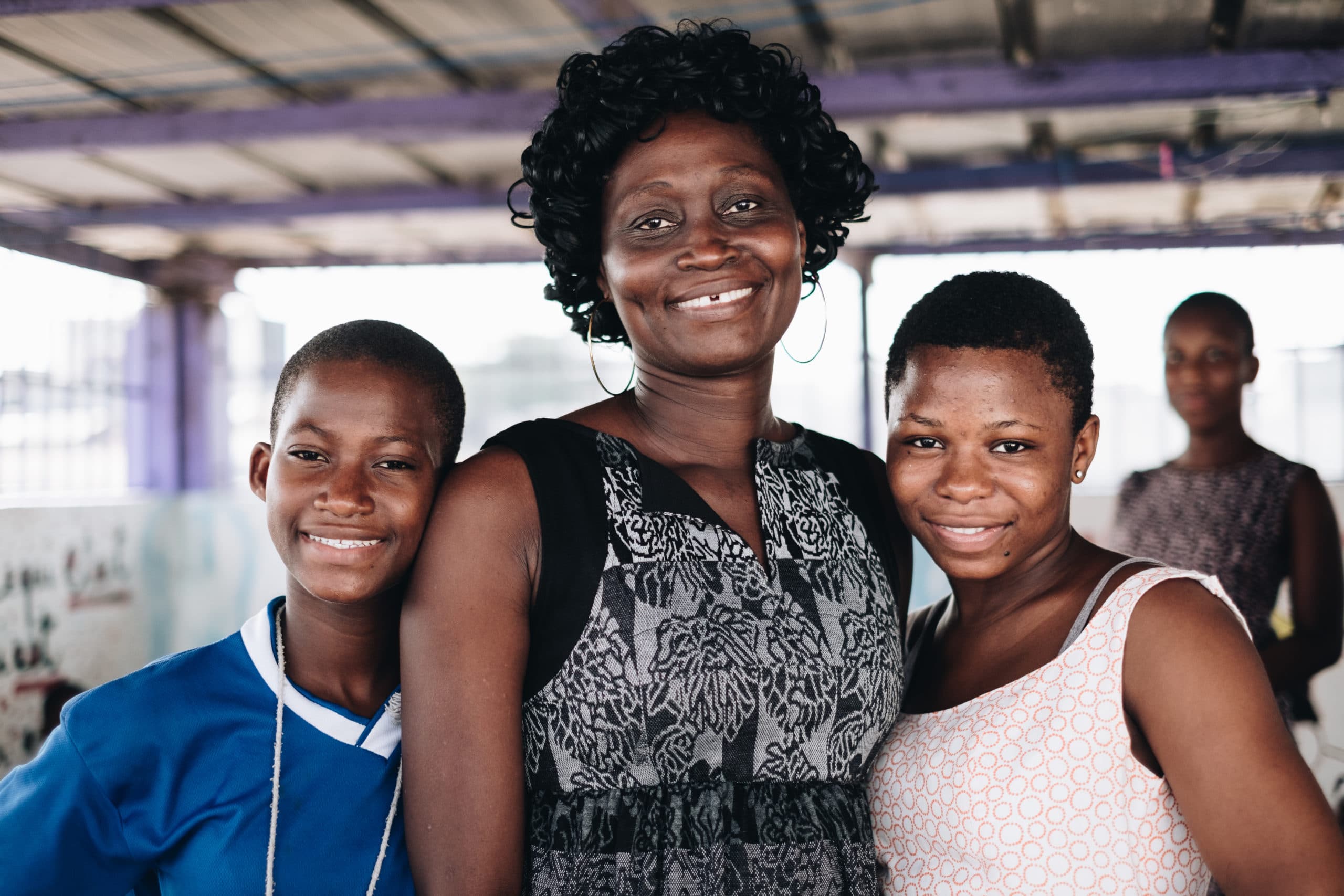 Mariam OUATTARA, directrice de l'ONG Cavoequiva, et 2 pensionnaires sur la dalle